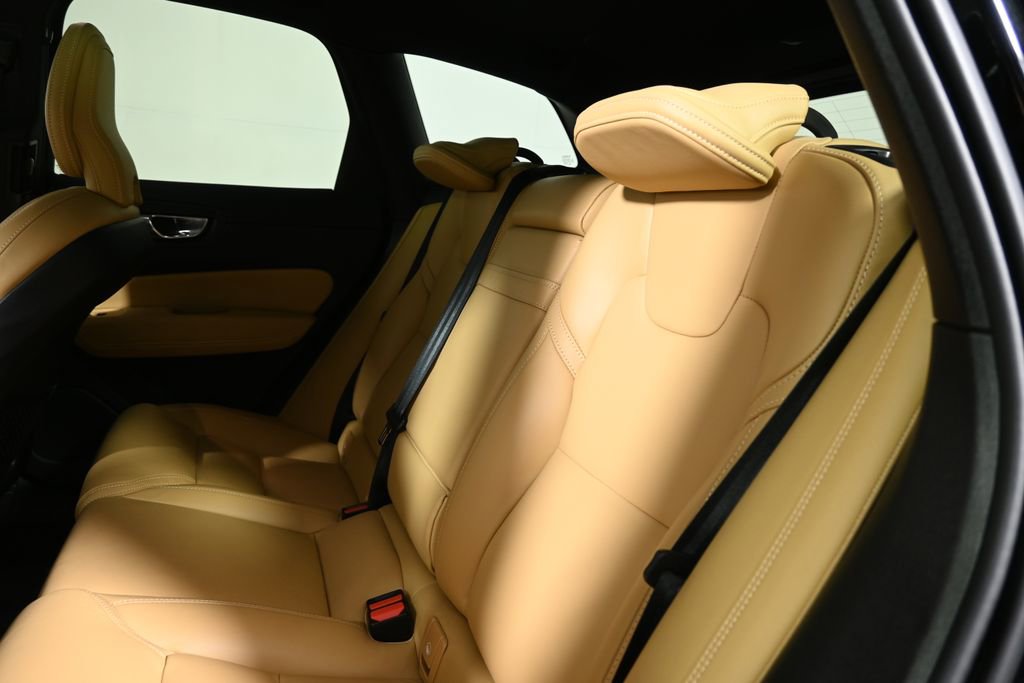 Used 2021 Volvo XC60 T5 Inscription w/ Climate Package image 4