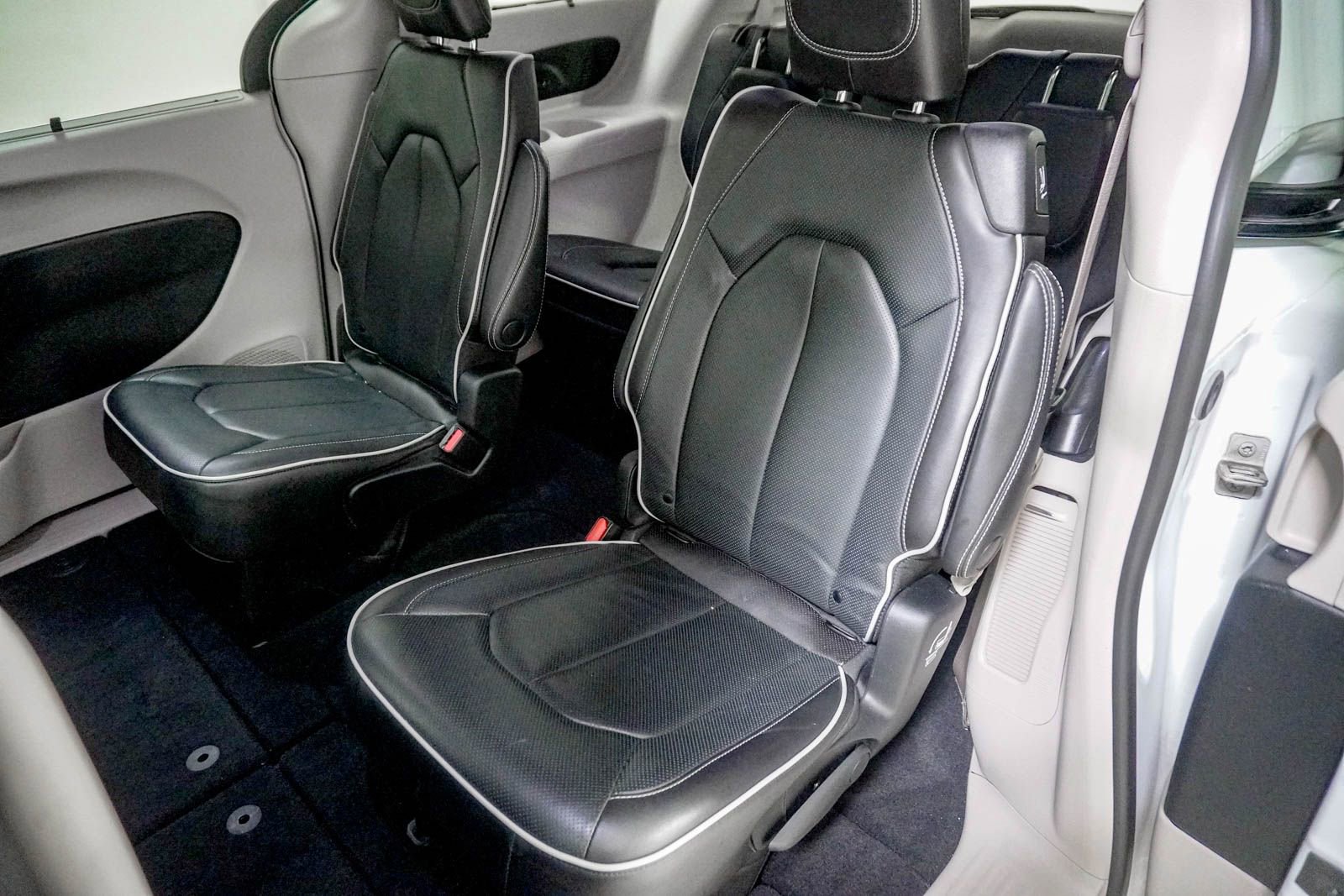 Used 2022 Chrysler Pacifica Limited image 36