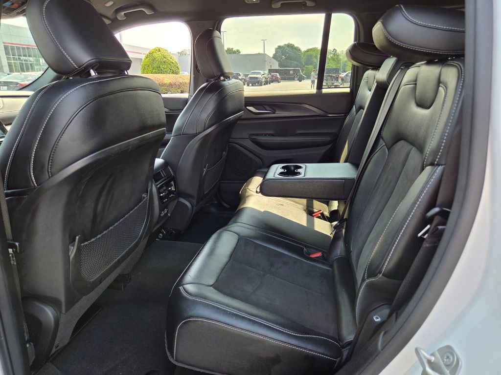 Used 2023 Jeep Grand Cherokee Altitude AWD/4WD image 5