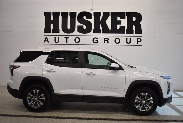 Used 2025 Chevrolet Equinox LT AWD/4WD image 2