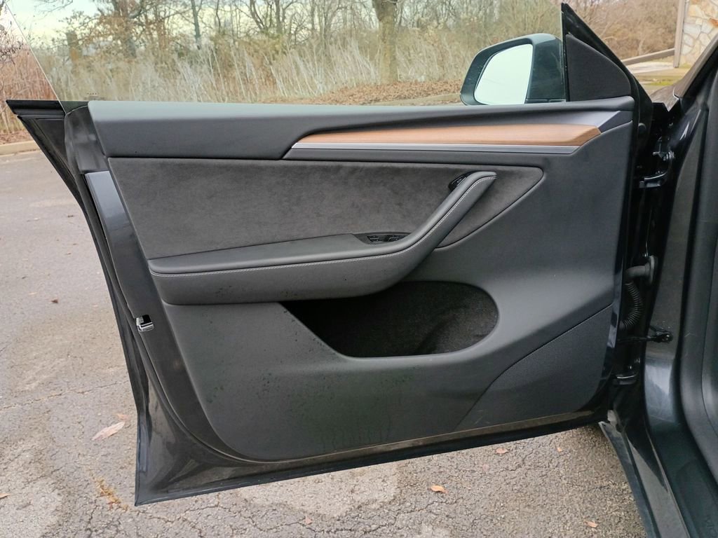 Used 2025 Tesla Model Y Long Range image 10