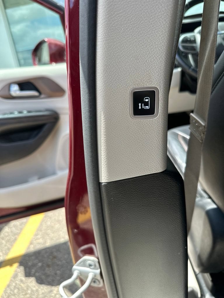 Used 2017 Chrysler Pacifica Touring-L Plus FWD image 16