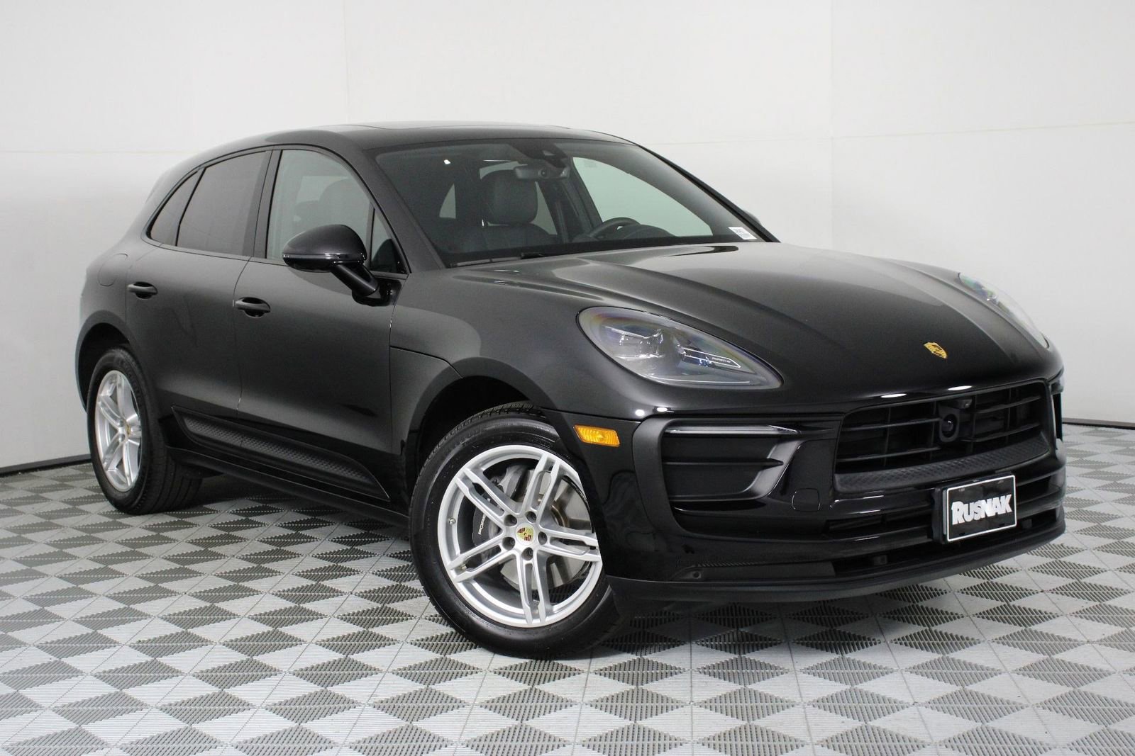 Certified 2025 Porsche Macan image 9