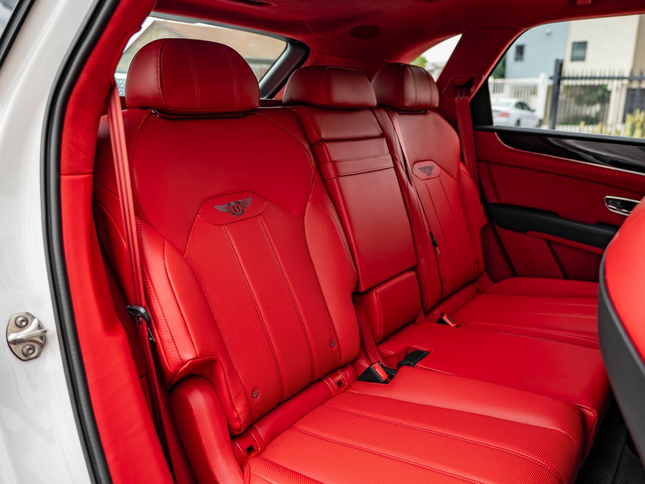 Used 2025 Bentley Bentayga V8 image 25