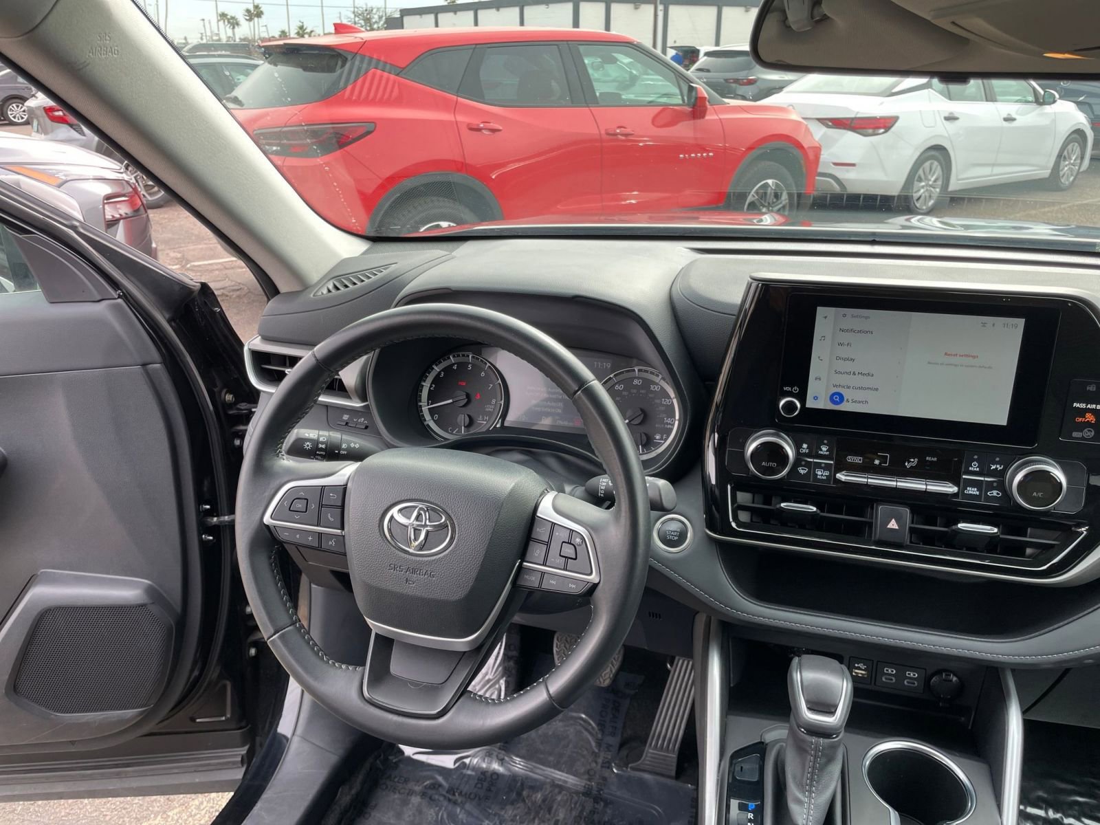 Used 2025 Toyota Highlander LE image 36