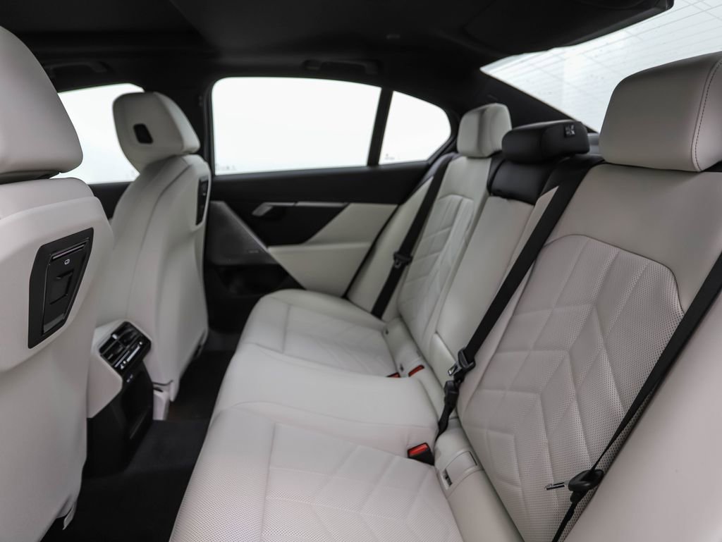 New 2026 BMW 530i xDrive w/ Premium Package image 21