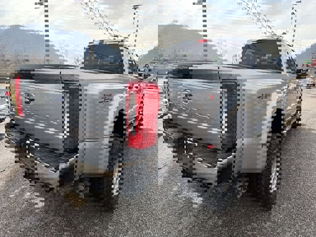 Used 2024 Ford F350 XLT image 3