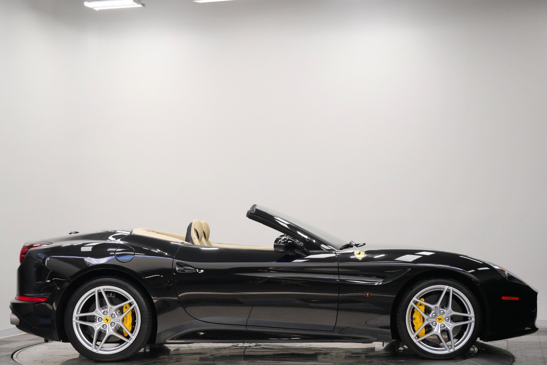 Used 2015 Ferrari California T RWD image 55
