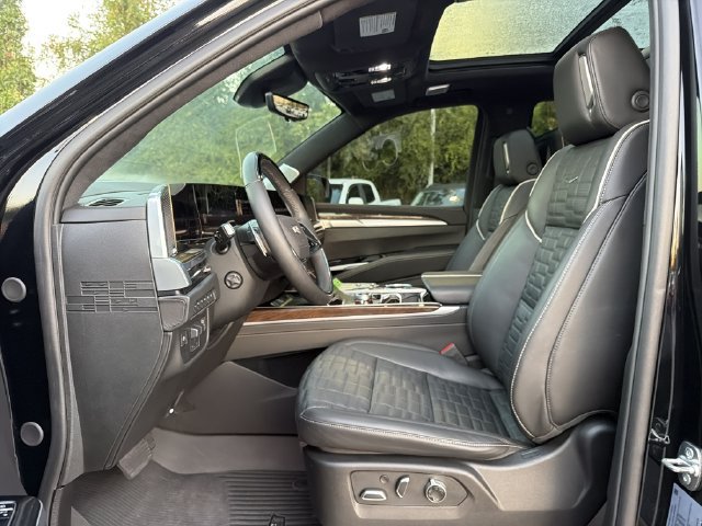 Used 2025 Cadillac Escalade Sport Platinum w/ LPO, ONYX Package AWD/4WD image 11