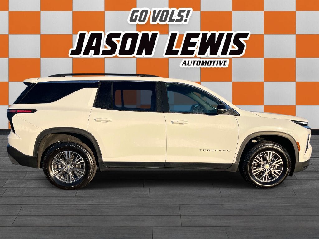 Used 2026 Chevrolet Traverse LT FWD image 2