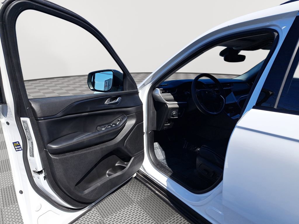 Used 2023 Jeep Grand Cherokee L Laredo image 11