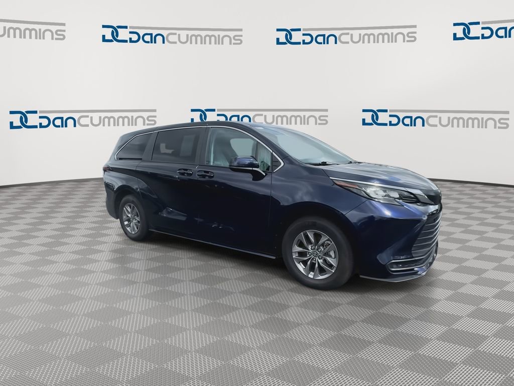 Used 2024 Toyota Sienna LE image 2