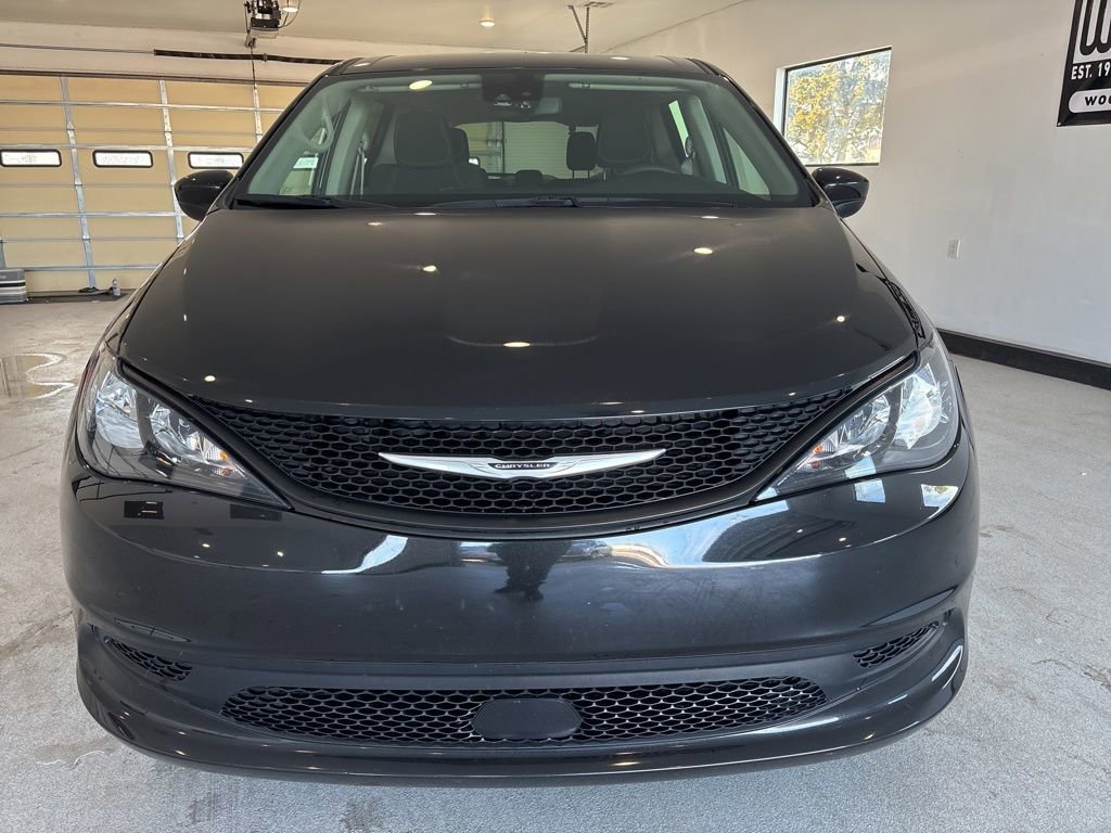 Used 2023 Chrysler Voyager LX image 2