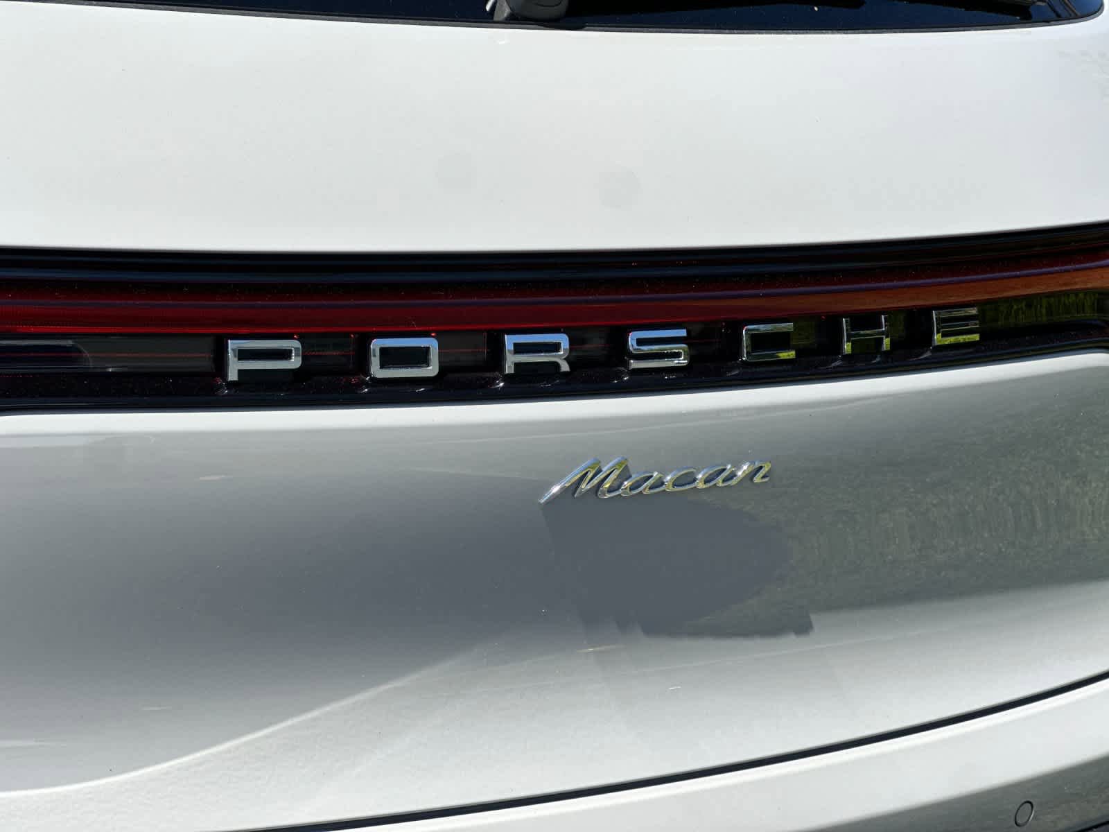 Certified 2025 Porsche Macan AWD/4WD image 31