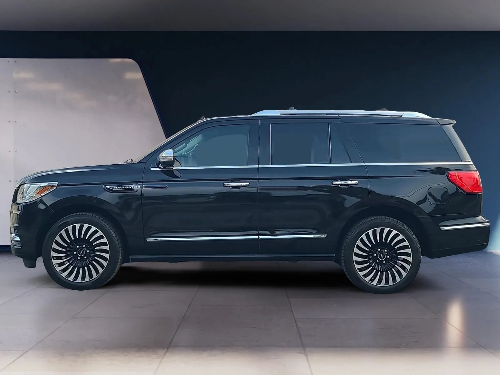 Used 2019 Lincoln Navigator Black Label w/ Cargo Package AWD/4WD image 2