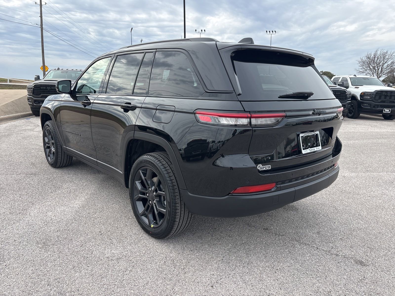 New 2025 Jeep Grand Cherokee Limited w/ Trailer Tow Package AWD/4WD image 4