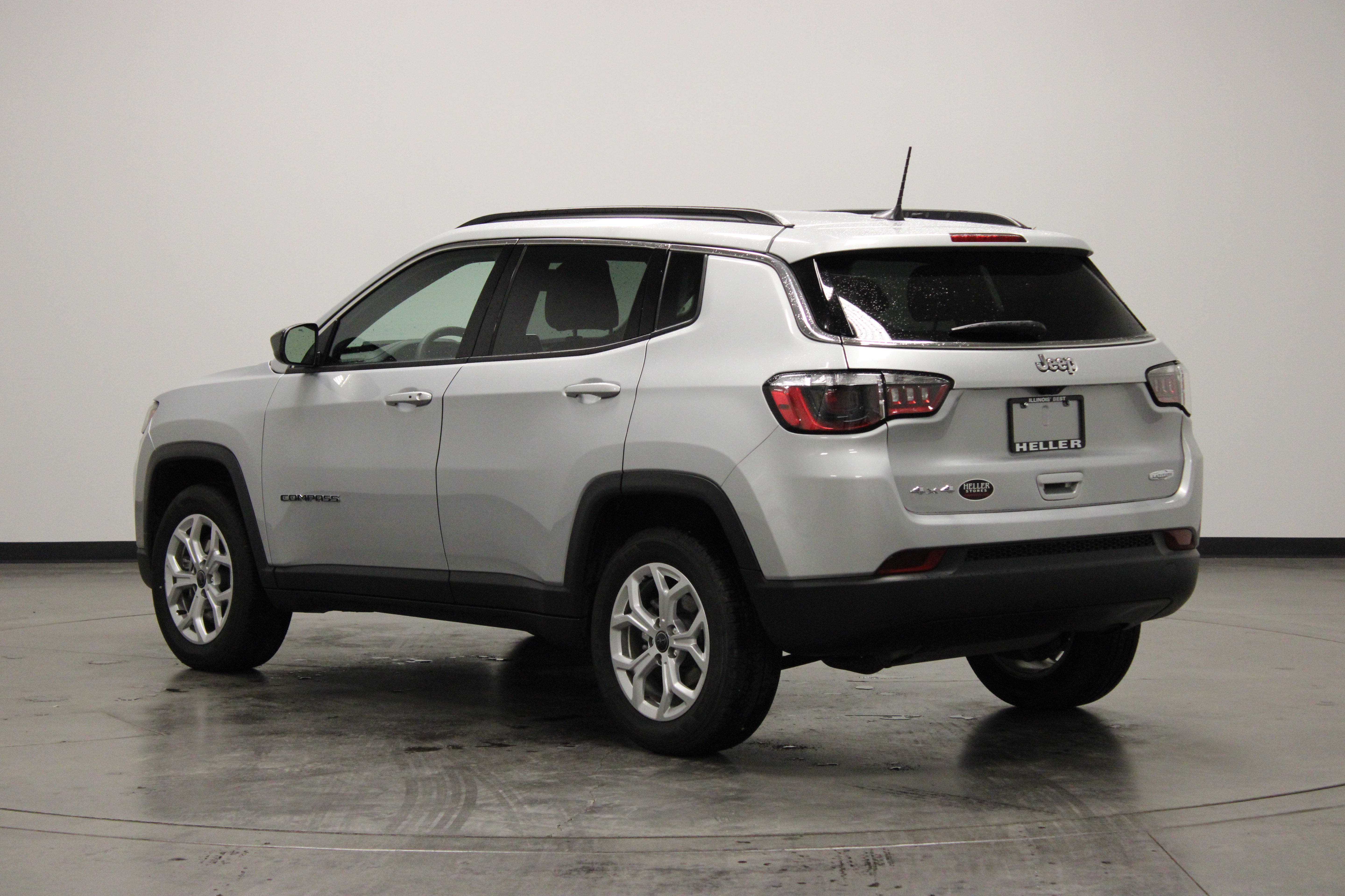 Used 2025 Jeep Compass Latitude AWD/4WD image 6