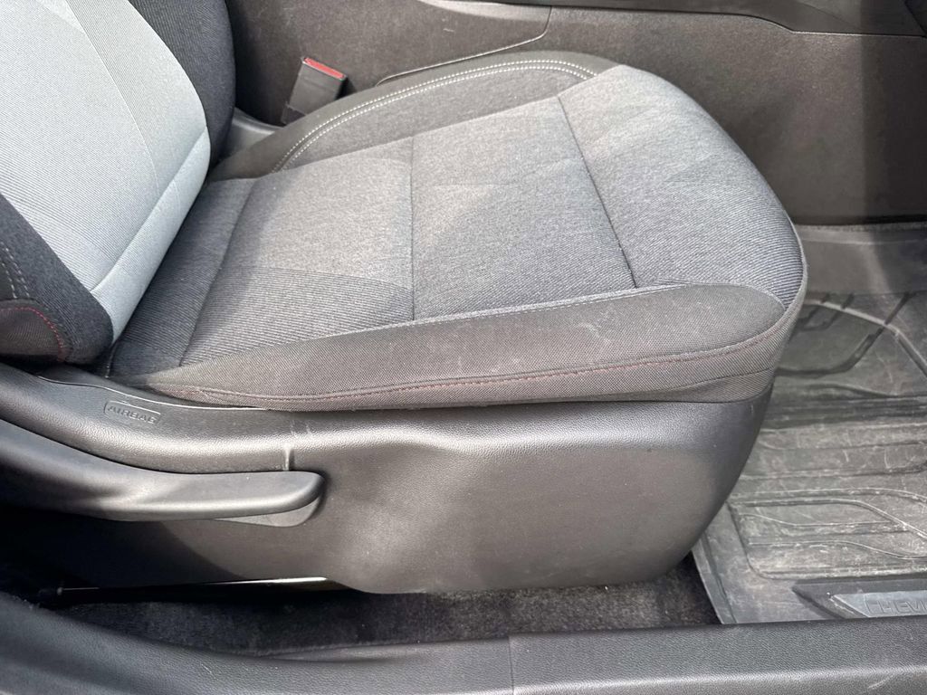 Used 2025 Chevrolet Trax RS image 12