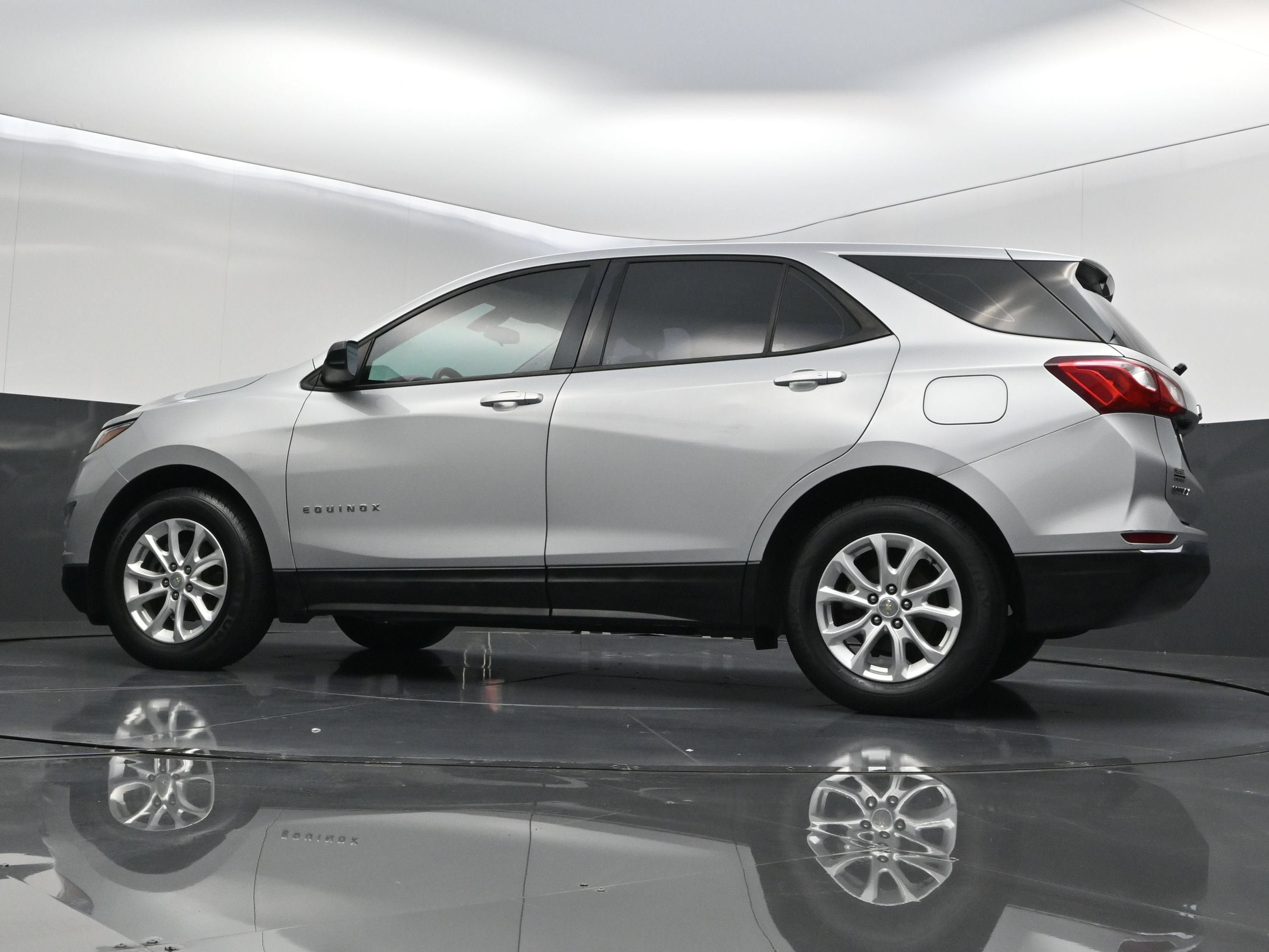 Used 2018 Chevrolet Equinox LS FWD image 39