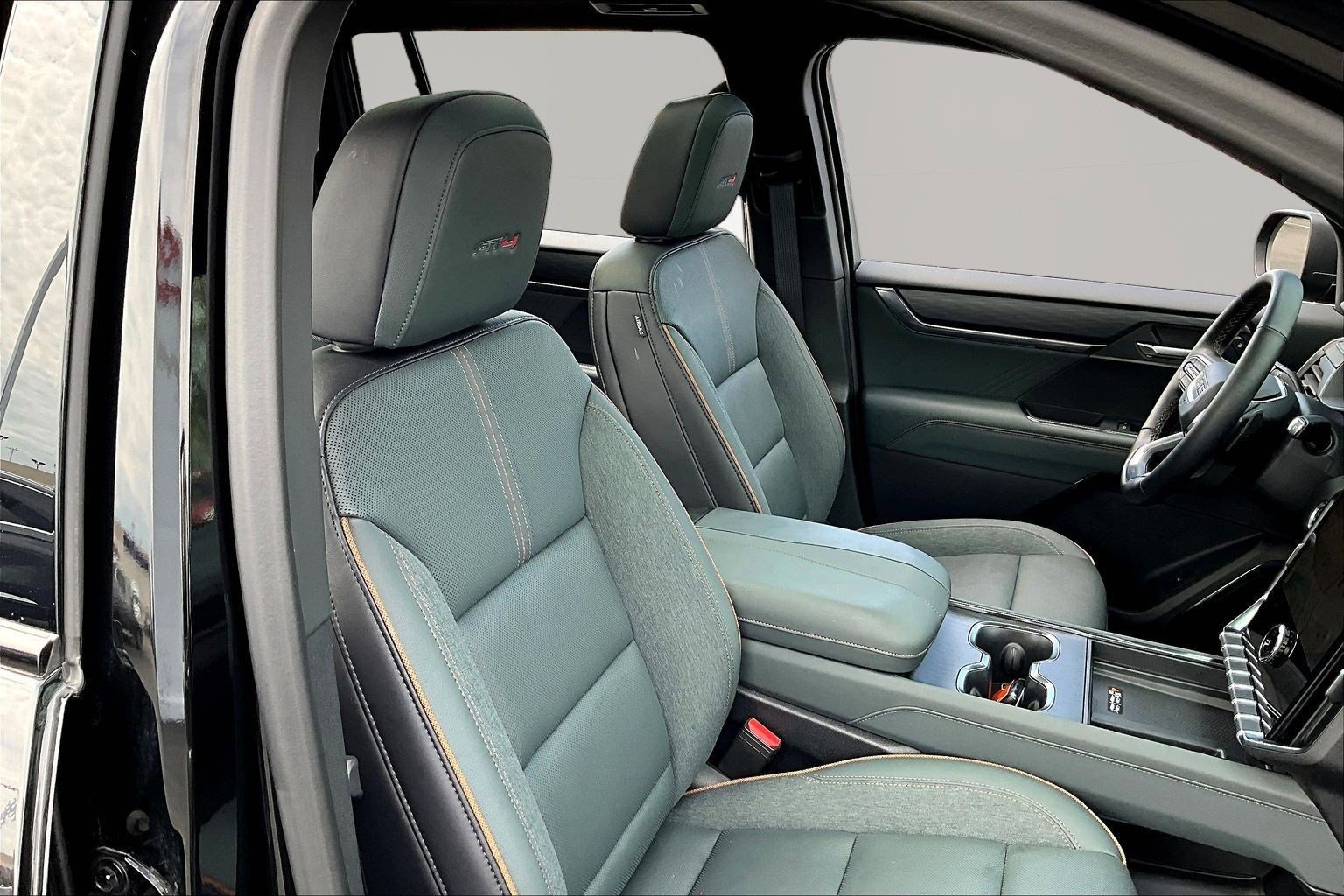 Used 2025 GMC Acadia AT4 w/ Luxury Package image 30