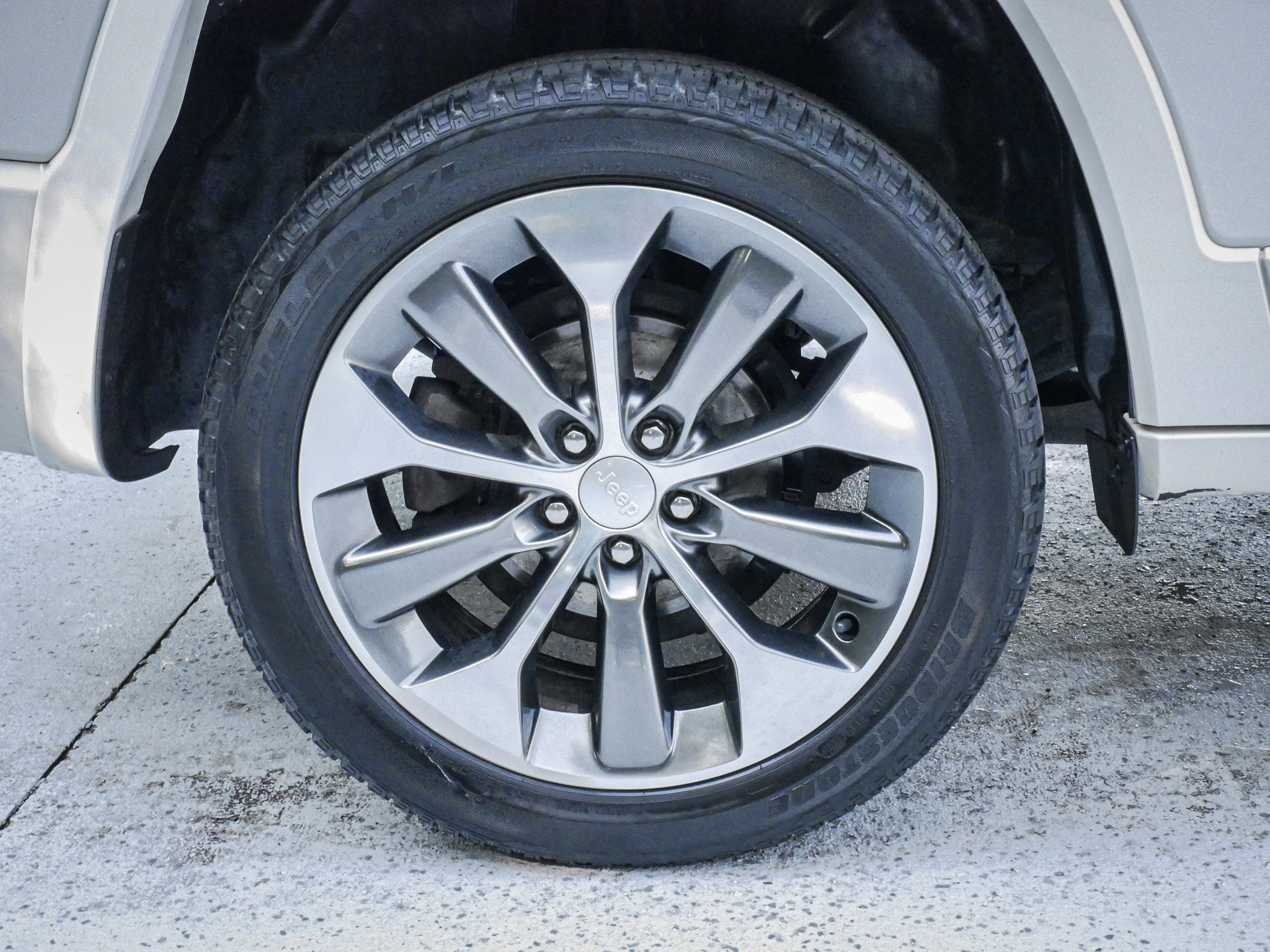 Used 2019 Jeep Cherokee Overland w/ Technology Group AWD/4WD image 13