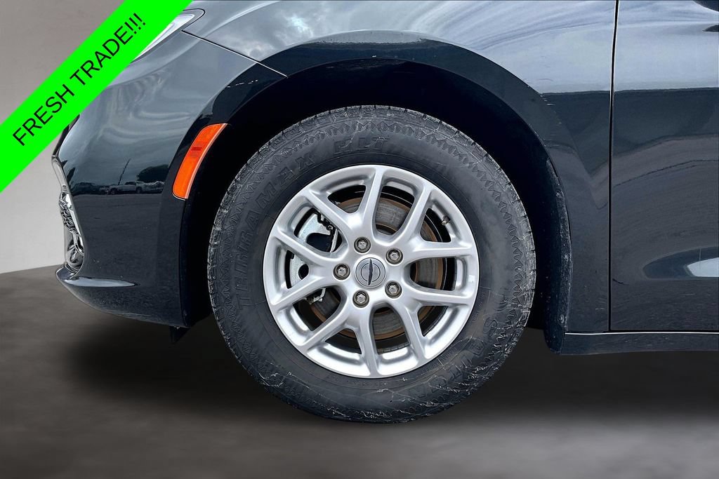 Used 2023 Chrysler Pacifica Touring-L FWD image 31