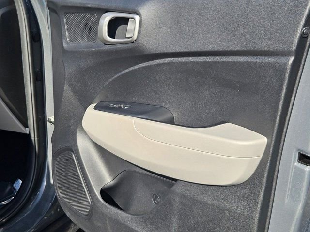 Used 2025 Hyundai Venue SEL image 33