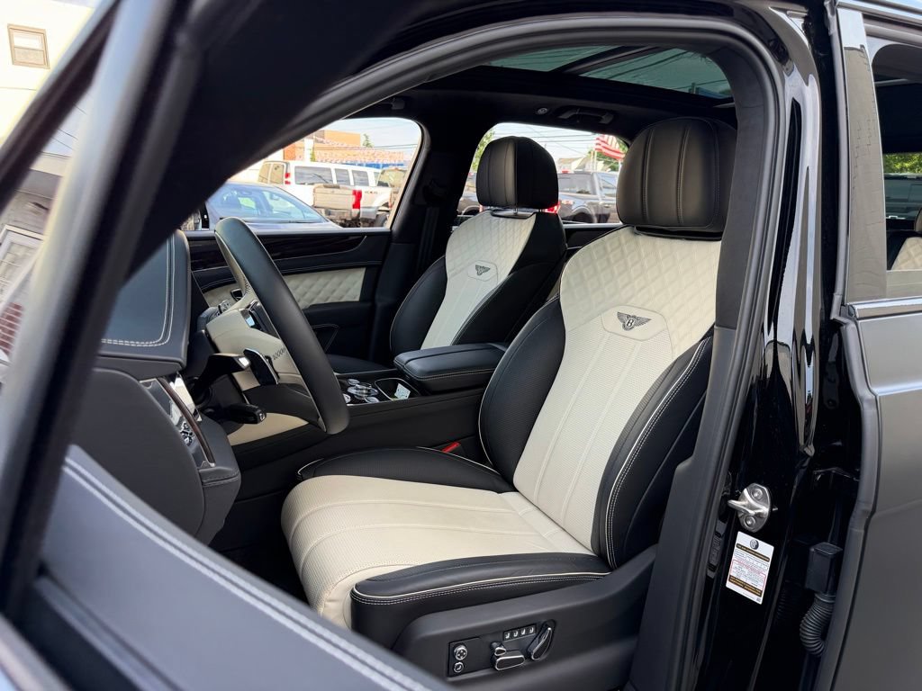 Used 2023 Bentley Bentayga AWD/4WD image 22