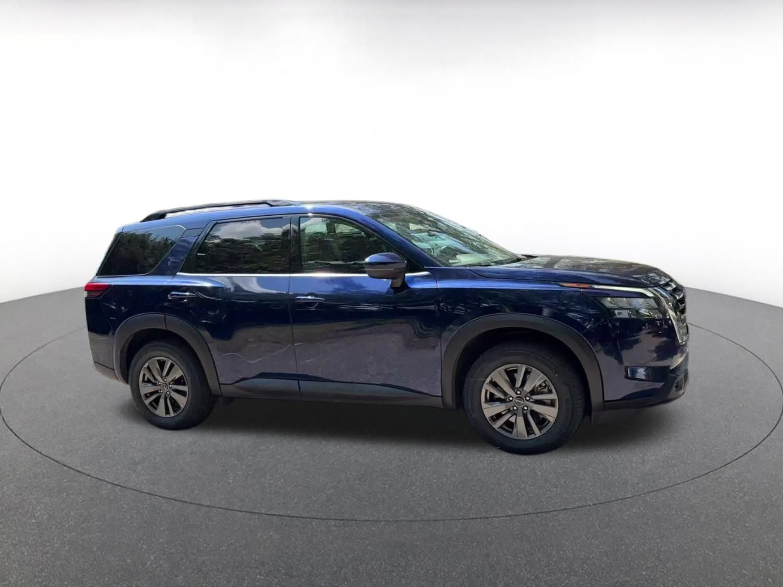 Used 2025 Nissan Pathfinder SV FWD image 2