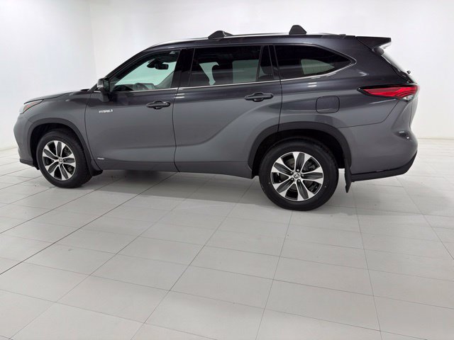 Used 2021 Toyota Highlander XLE AWD/4WD image 2
