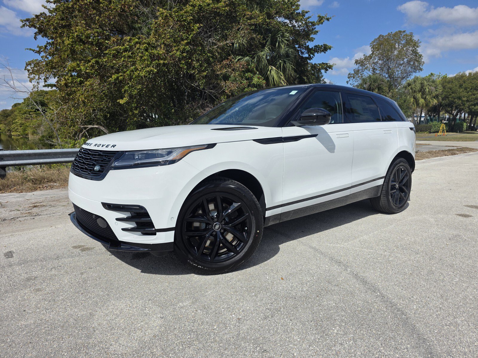 Used 2026 Land Rover Range Rover Velar Dynamic SE image 1