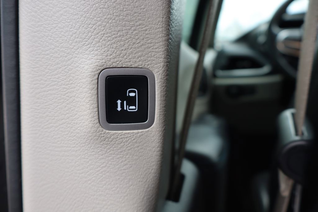 Used 2021 Chrysler Pacifica Touring-L w/ Uconnect Theater Family Group image 44