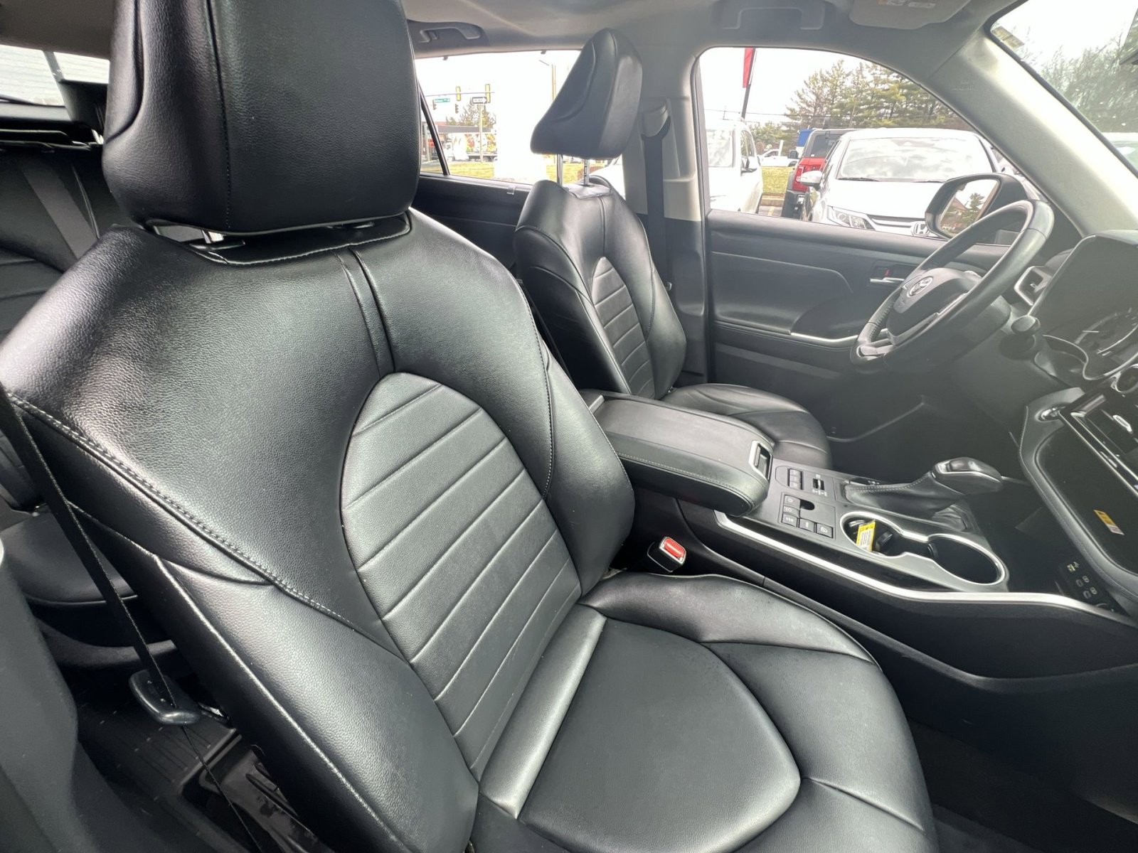 Used 2023 Toyota Highlander XLE image 27