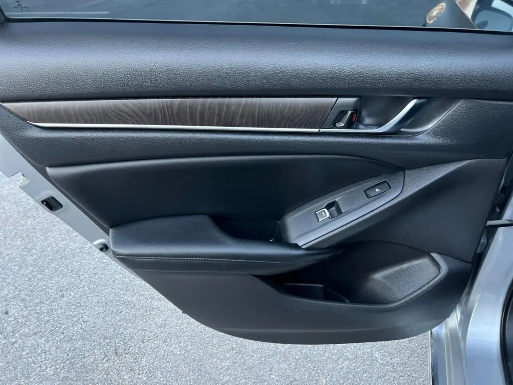 Used 2018 Honda Accord Touring image 22