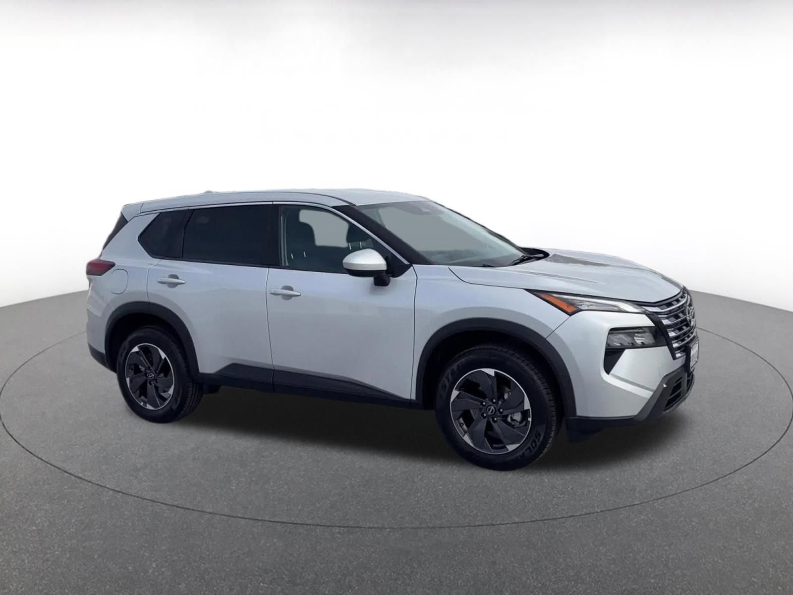 Used 2025 Nissan Rogue SV FWD image 2