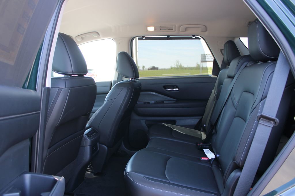 Used 2025 Nissan Pathfinder SL FWD image 24
