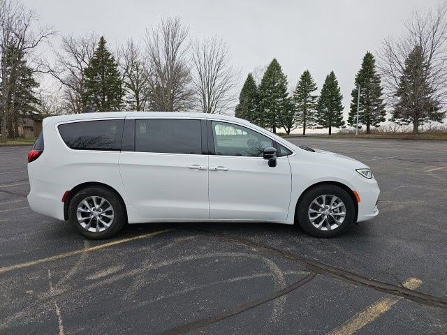 Used 2026 Chrysler Pacifica Limited image 7