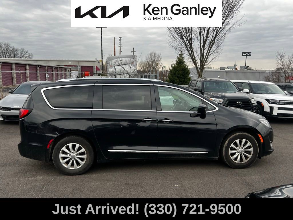 Used 2018 Chrysler Pacifica Touring-L image 4