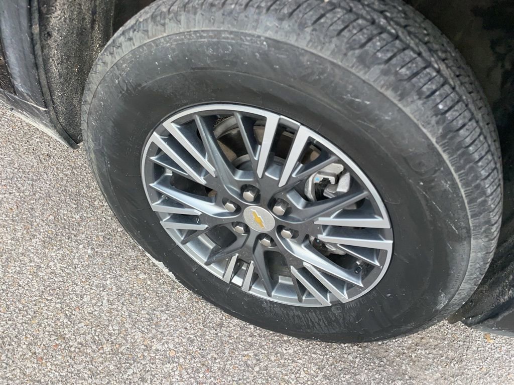 Used 2025 Chevrolet Traverse LT image 4