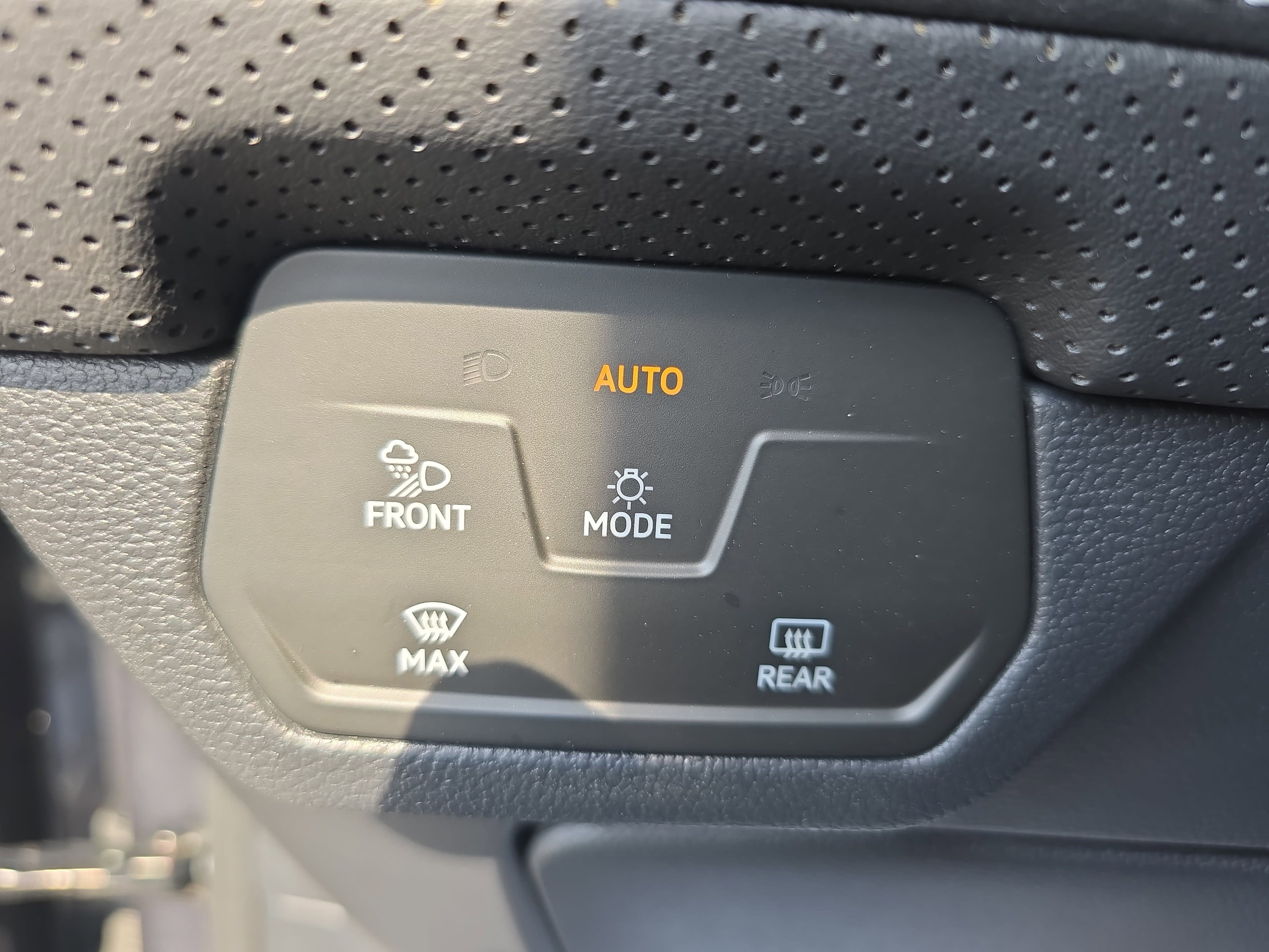 Used 2024 Volkswagen Atlas SE image 28