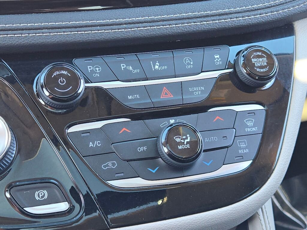 Used 2021 Chrysler Pacifica Limited w/ Uconnect Theater Family Group image 34