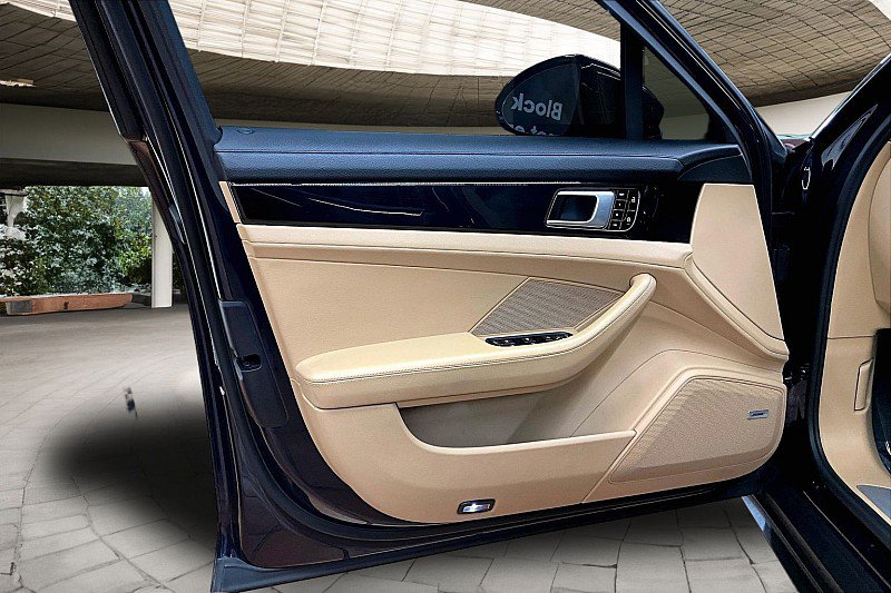 Used 2019 Porsche Panamera w/ Premium Package image 17