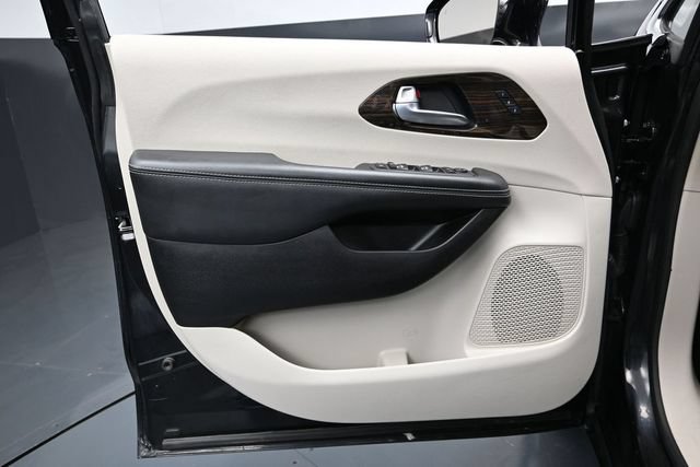 Certified 2024 Chrysler Pacifica Limited FWD image 18