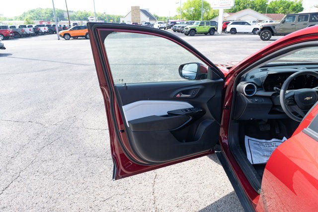 Used 2025 Chevrolet Trax LT FWD image 10