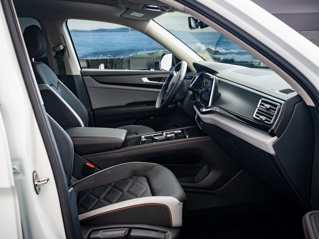 Used 2025 Volkswagen Atlas Peak Edition SE image 23