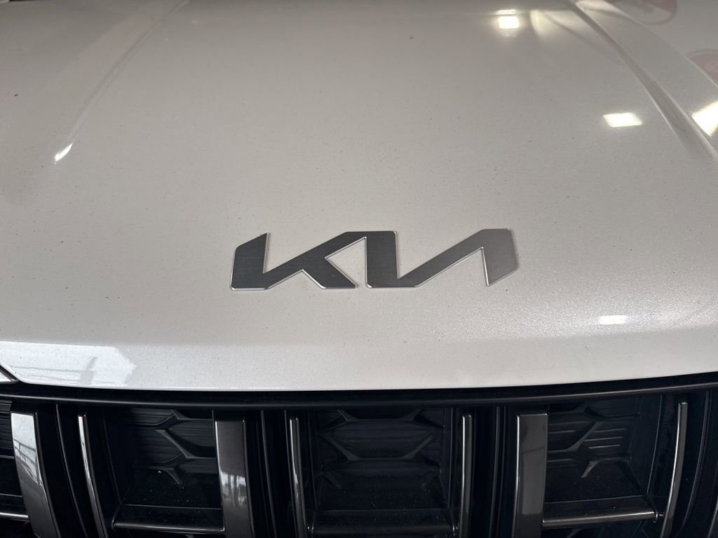 Used 2022 Kia Carnival LX image 12