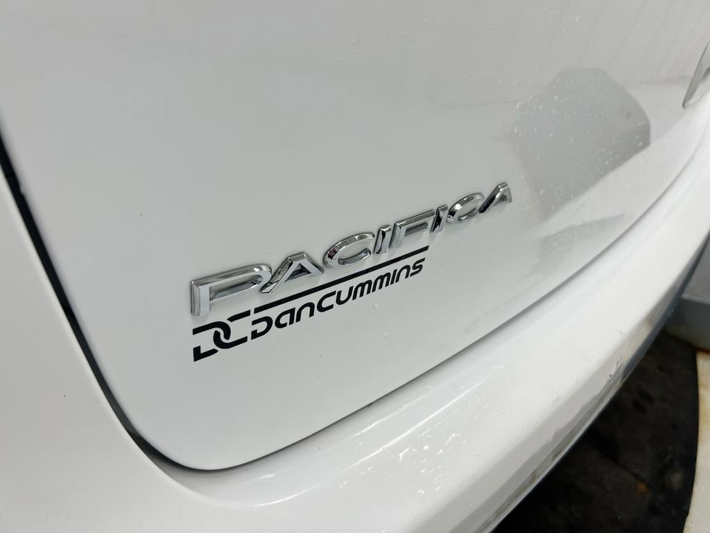 Used 2024 Chrysler Pacifica Touring-L image 26