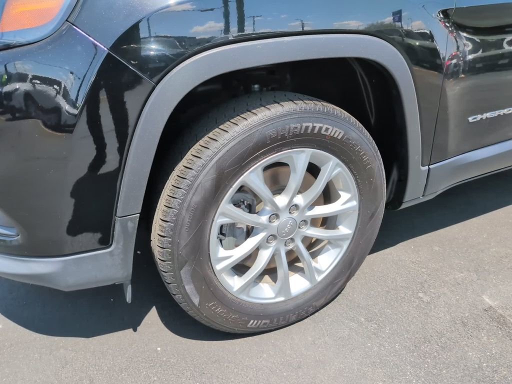 Used 2019 Jeep Cherokee Latitude w/ Cold Weather Group AWD/4WD image 13