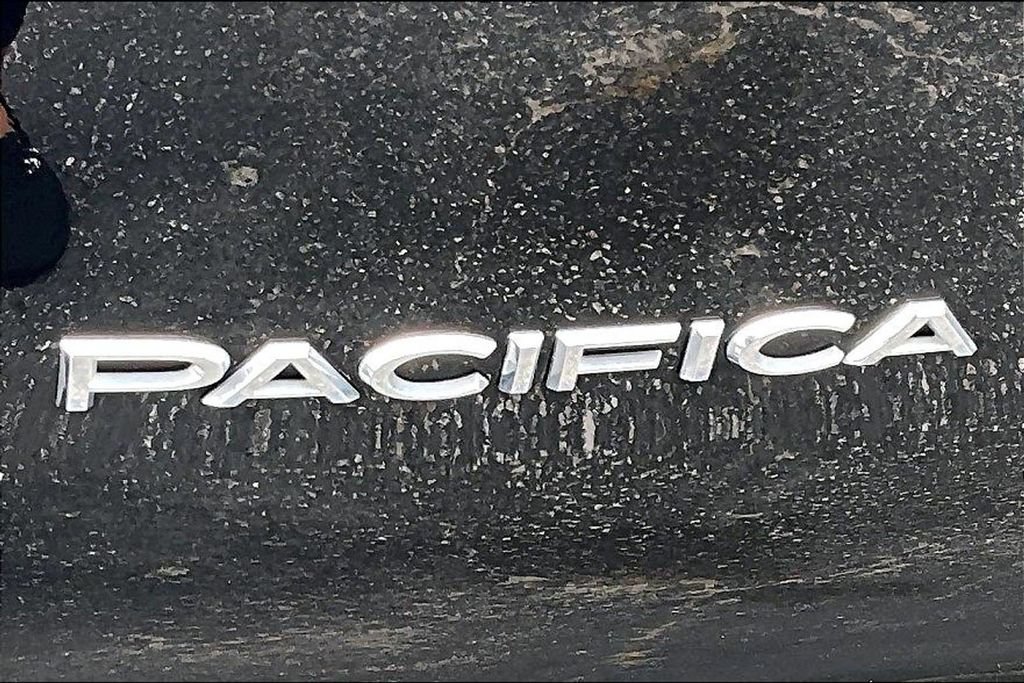 Used 2024 Chrysler Pacifica Touring-L FWD image 24