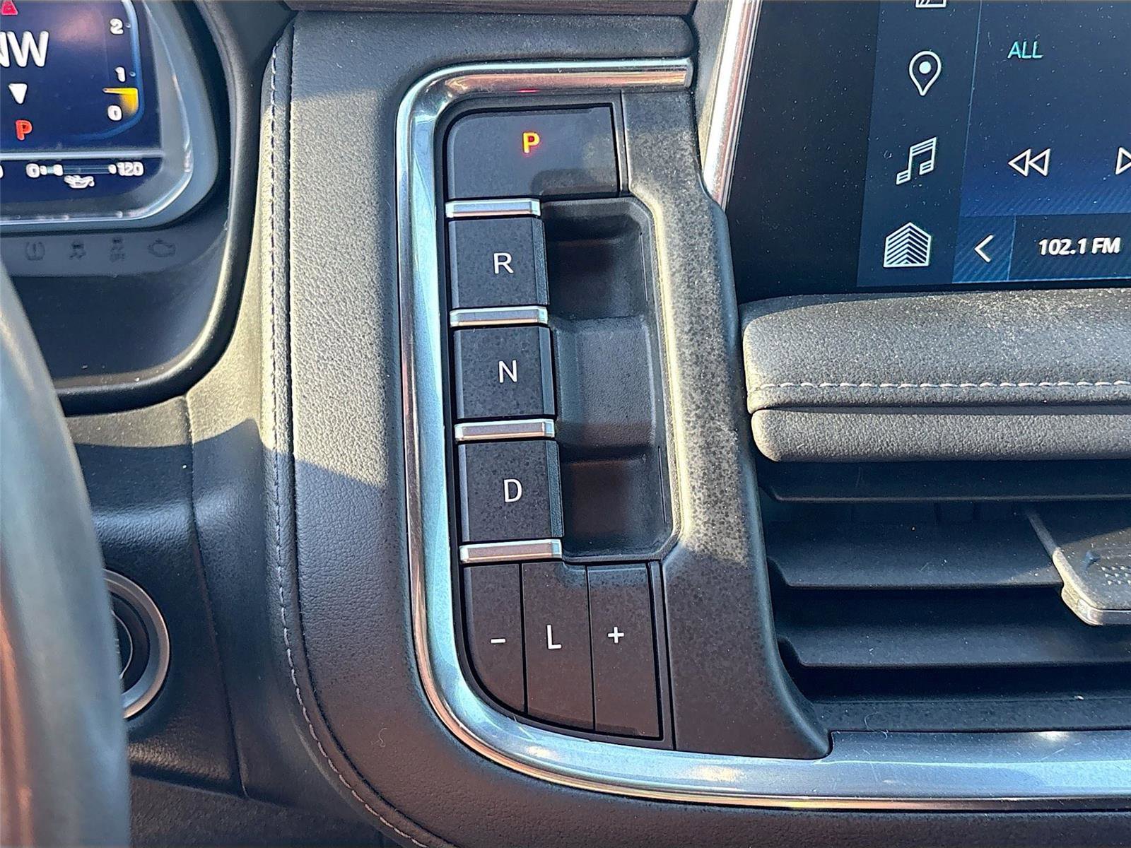 Used 2023 Chevrolet Suburban LT w/ Luxury Package image 16